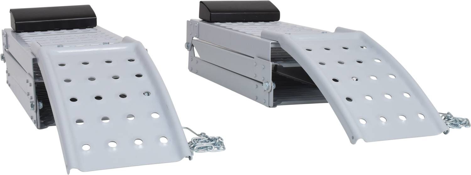 Zwei graue Auffahrrampen aus Metall mit Löchern, nebeneinander platziert, mit einer kleinen Kette verbunden.