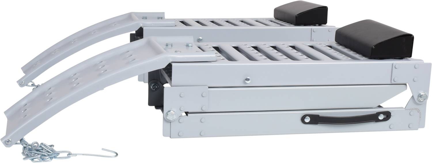 Tragbare Rampen mit rutschfester Oberfläche und seitlichen Griffen, ideal für Rollstühle oder Geräte.