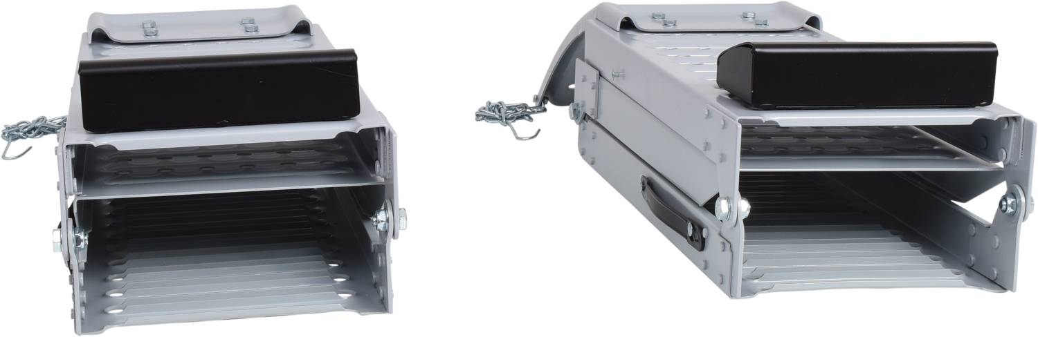 Zwei Rattenfallen aus Metall, unterschiedlich groß. Beide haben einen schwarzen Auslösemechanismus und seitliche Federn zur Aktivierung.