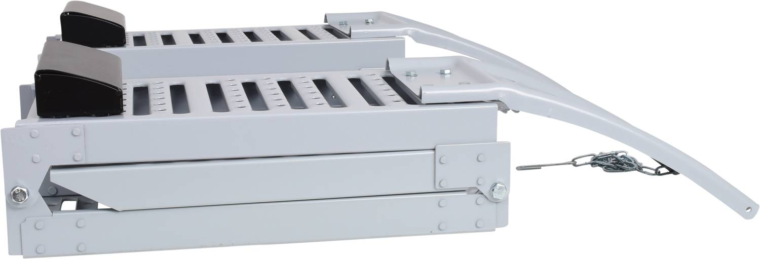 Eine graue, klappbare Rampe mit zwei rutschfesten Oberflächen und Kettensicherung, geeignet für das Beladen von Fahrzeugen oder Anhängern.