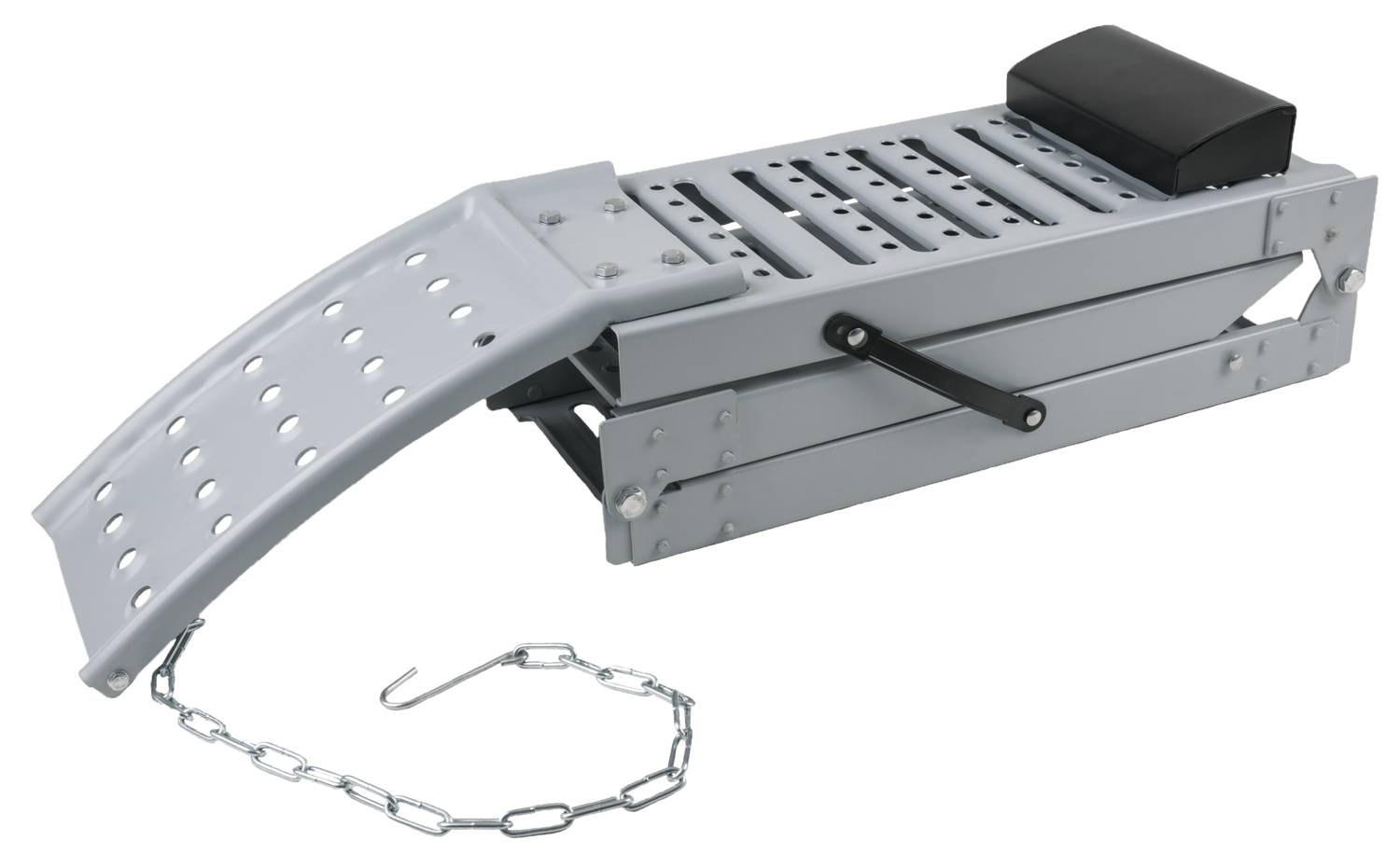 Eine zusammenklappbare Metallrampe mit Löchern für bessere Griffigkeit, mit einer Kette an einem Ende und einem rutschfesten Polster oben.