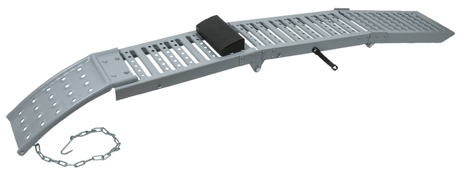 Klappbare Auffahrrampe aus Metall mit rutschfesten Löchern und Kette, ideal zum Verladen von Fahrzeugen oder Geräten.