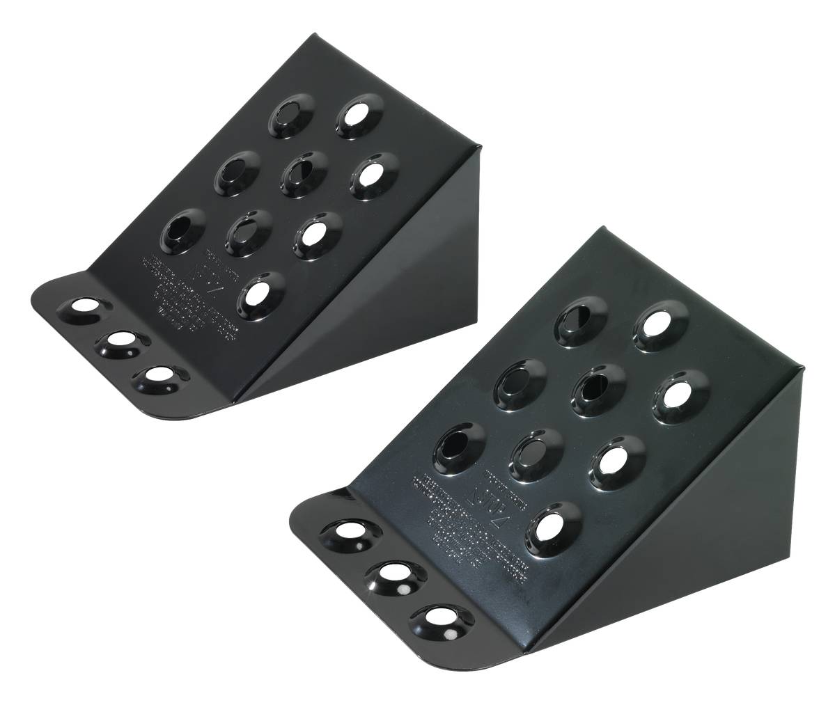 Zwei schwarze, metallische Auffahrkeile mit Löchern, verwendet zur Stabilisierung von Fahrzeugen.