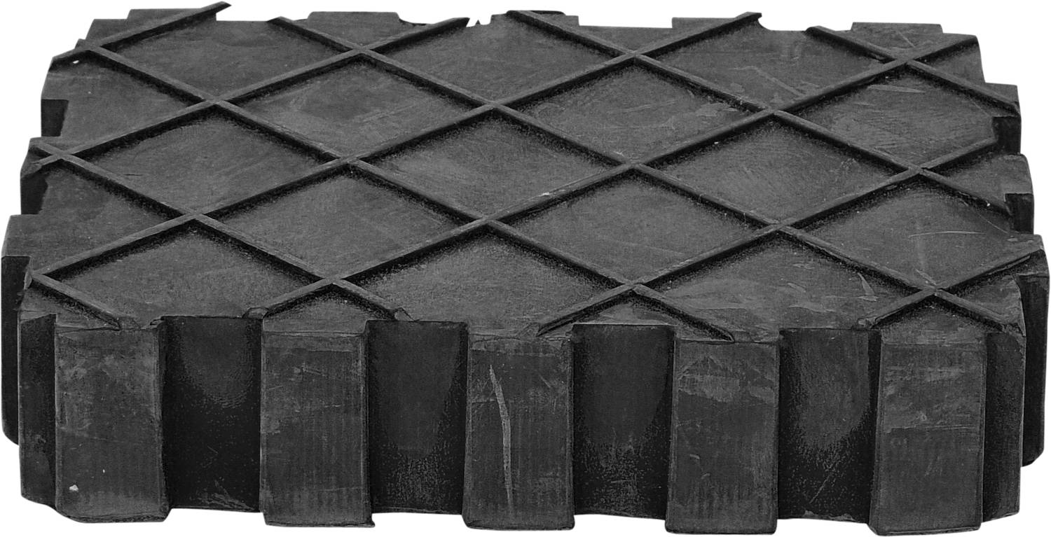 Eine schwarze Gummimatte mit Rautenmuster und erhöhten Kanten.