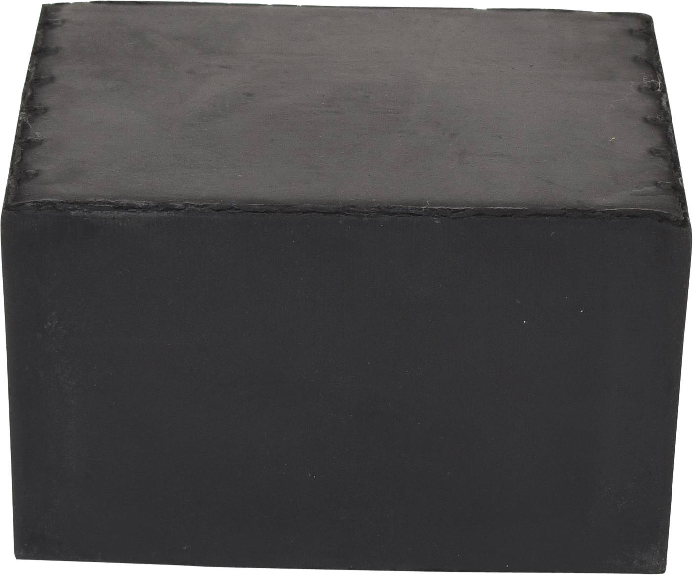 Schwarzer rechteckiger Block aus einem undurchsichtigen Material auf hellem Hintergrund.
