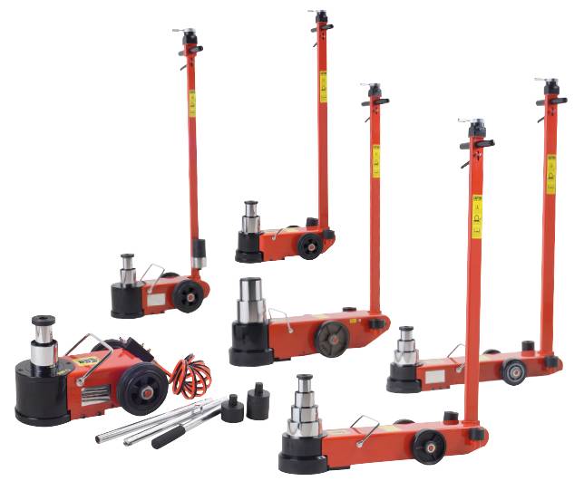 Mehrere hydraulische Wagenheber in verschiedenen Positionen, hauptsächlich in Rot, mit Zubehör wie Griffen und Steckern abgebildet.