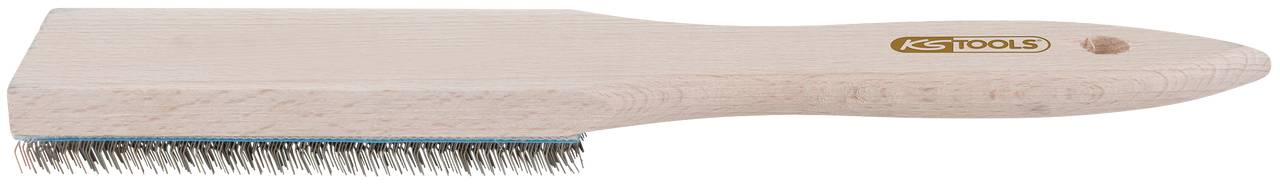 Holzbürste mit Metallborsten, auf einem weißen Hintergrund. Bürstengriff mit Logo, verwendet für Reinigung oder Pflege von Werkstücken.