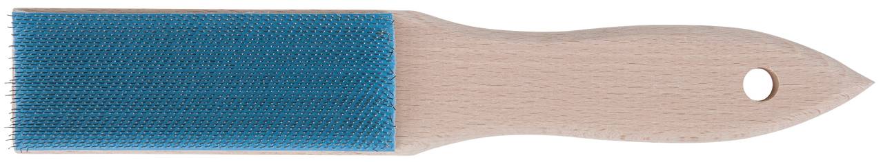 Eine Holzbürste mit blauem Drahtbesatz, verwendet zum Reinigen oder Filzen von Textilien oder Teppichen.