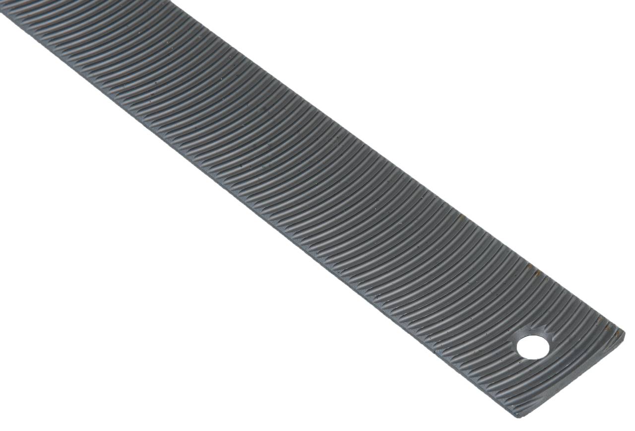 Eine flache Metallfeile mit einer gerippten Oberfläche, die sich diagonal im Bild befindet.
