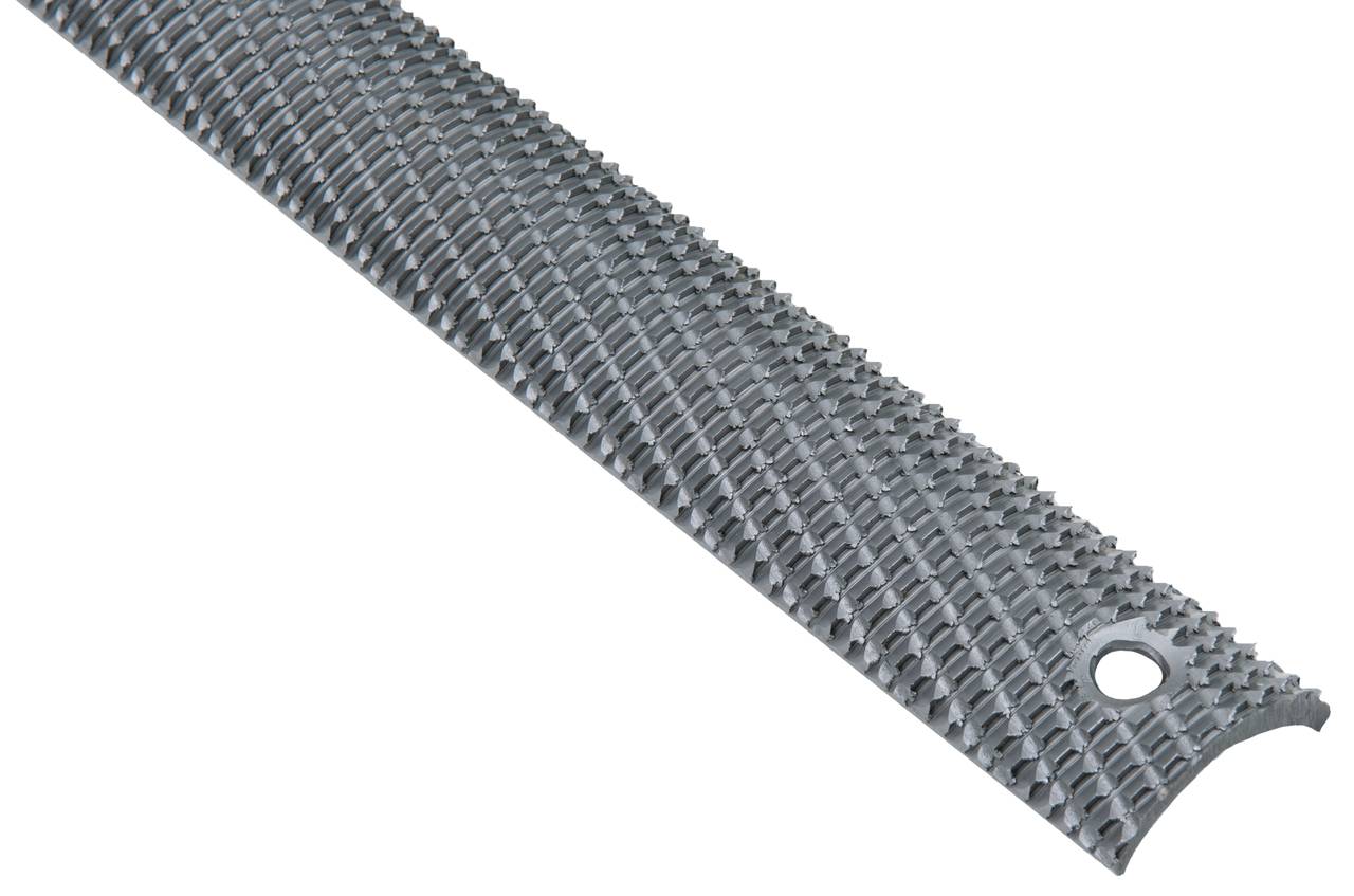 Feile mit Metalloberfläche, verwendet zum Glätten von Materialien wie Holz oder Metall. Hat rautenförmige Muster und ein Loch am Ende.