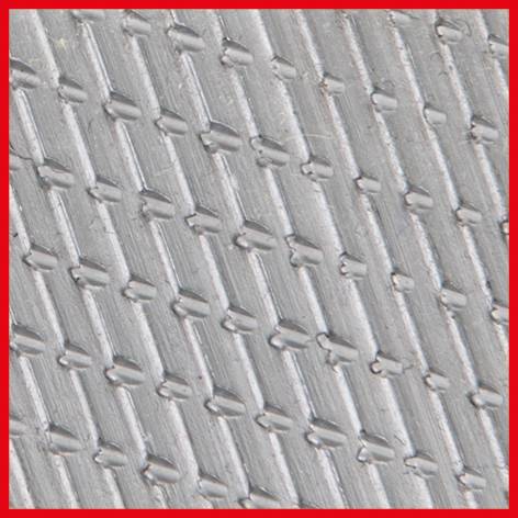 Nahaufnahme eines silbernen, texturierten Metallgitters mit diagonalen Rillen, umgeben von einem roten Rand.