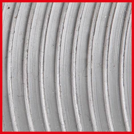 Nahaufnahme von mehreren parallelen, grauen, gebogenen Linien auf einer Oberfläche, eingerahmt von einem roten Rand.
