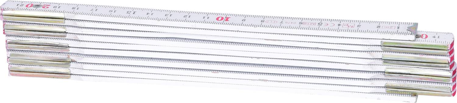 Maßstab aus Holz, zusammengefaltet. Eine Seite zeigt eine Zentimeterskala, beginnend mit null.