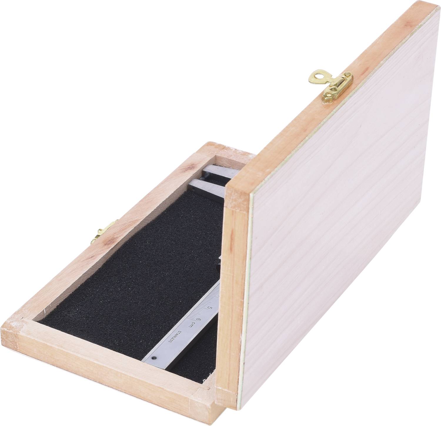 Geöffnete Holzkiste mit schwarzem Schaumstoff im Inneren und Metallscharnieren, möglicherweise für die Aufbewahrung empfindlicher Gegenstände.