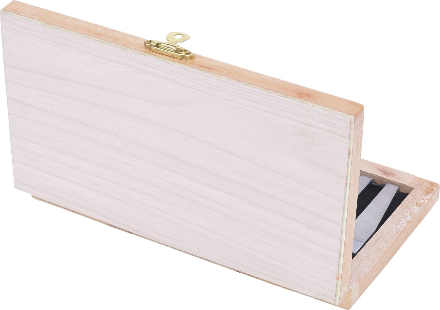 Eine halbgeöffnete hölzerne Kiste, die einen Einblick in den Inhalt bietet. Oben ist ein kleiner goldfarbener Verschluss sichtbar.