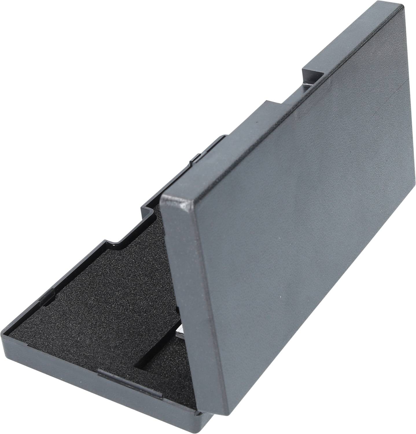 Schwarzes Plastiketui, leicht geöffnet, mit schwarzem Schaumstoff im Inneren. Geeignet zum Aufbewahren kleiner Gegenstände.