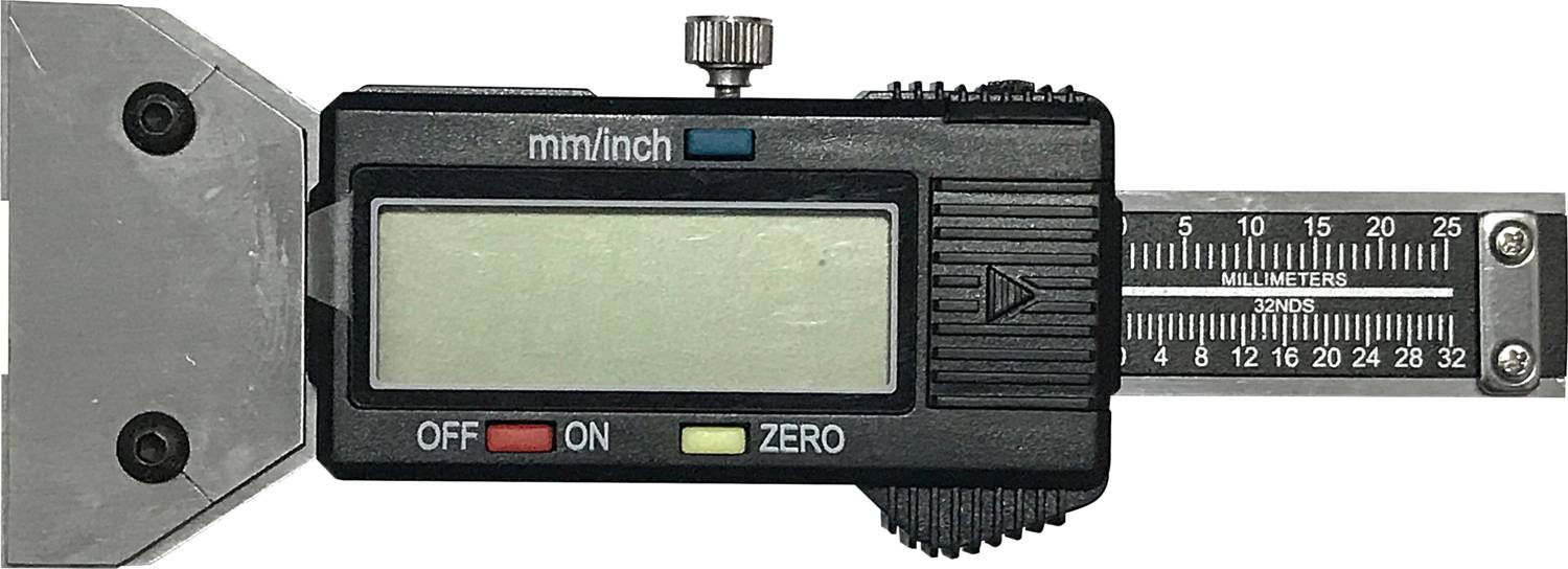 Ein digitaler Messschieber mit einem LCD-Display und Knöpfen zum An- und Ausschalten. Skala in Millimetern und Zöllen.