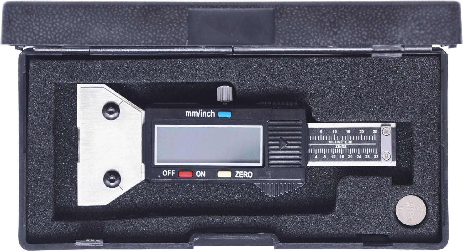 Ein digitaler Messschieber in einem Etui, mit einem LCD-Display und Markierungen für Millimeter und Zoll.