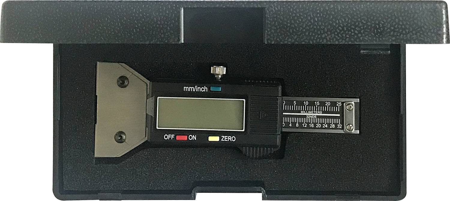 Digitaler Messschieber in schwarzem Etui, mit Schalter für Ein/Aus und Nullstellung, Anzeige in mm und Zoll.