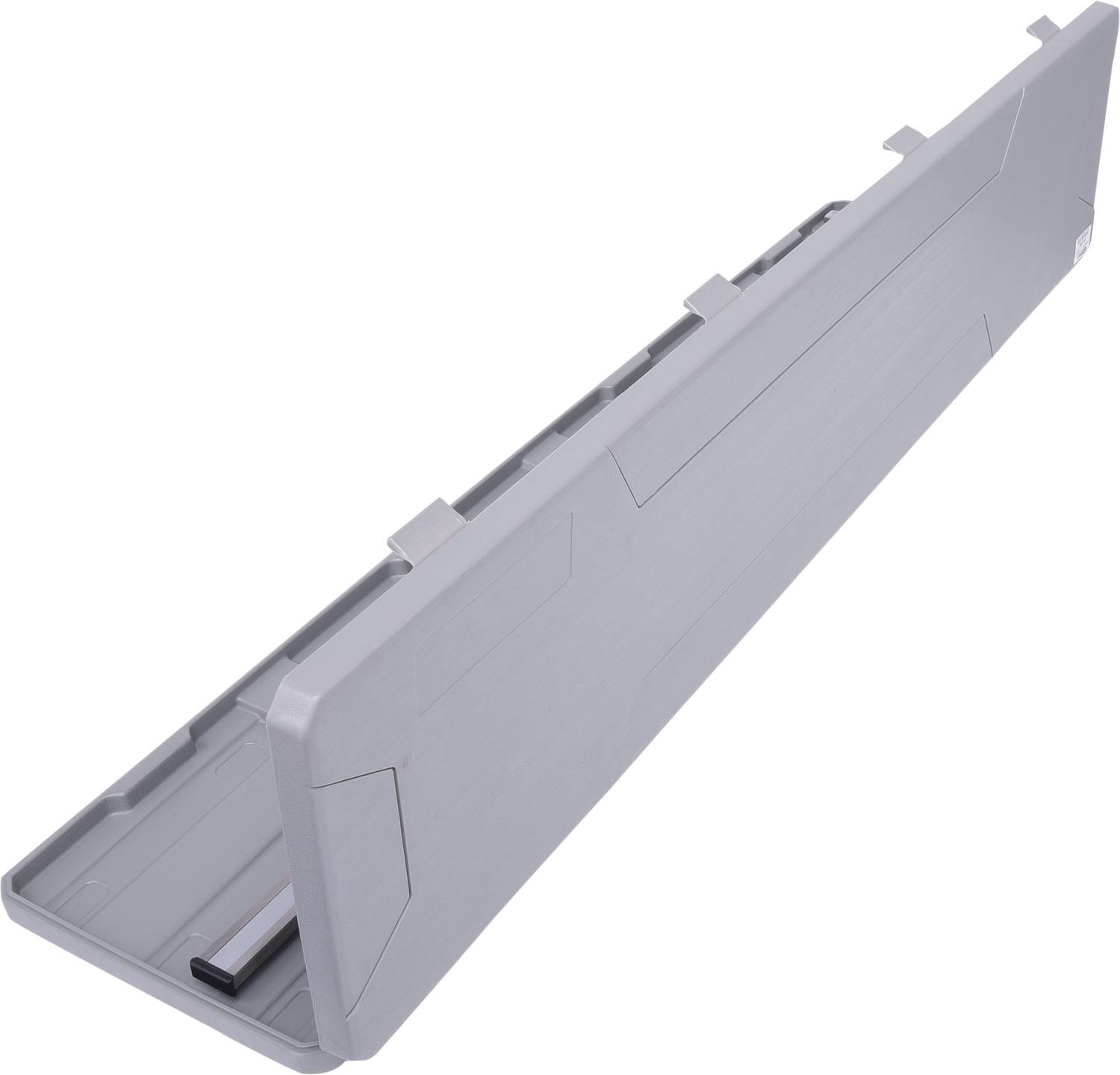 Eine graue, rechteckige Abdeckung aus Kunststoff mit seitlichen Clips, leicht angewinkelt.