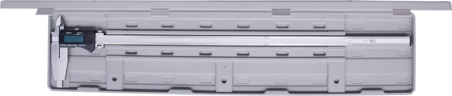 Ein digitaler Messschieber liegt geöffnet in einem Kunststoffkoffer. Ein LCD-Bildschirm zeigt Messwerte an.