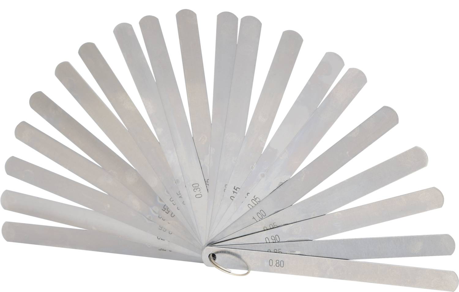 Ein Satz Fühlerlehrenblätter, geöffnet wie ein Fächer. Sie sind aus Metall und haben unterschiedliche Dickenmarkierungen zur Messung von Spaltmaßen.