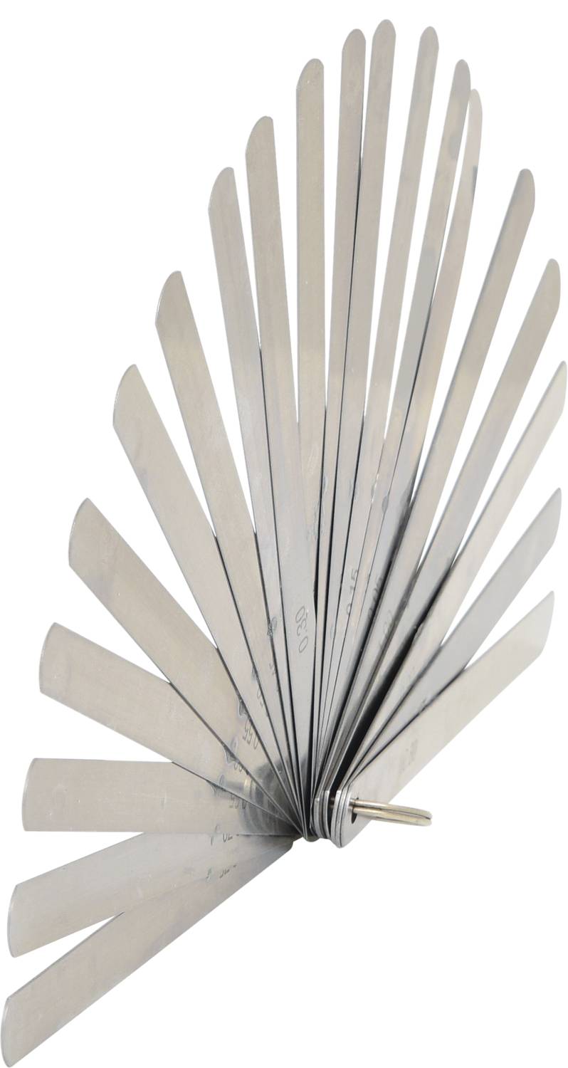 Fühlerlehre mit mehreren dünnen Metallblättern, die aufgefächert sind. Sie wird zur Messung von Spaltenbreiten verwendet.