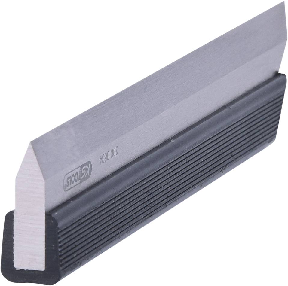 Ein trapezförmiges Stahllineal mit abgeschrägter Kante und schwarzer Griffleiste, für präzises Schneiden und Zeichnen.