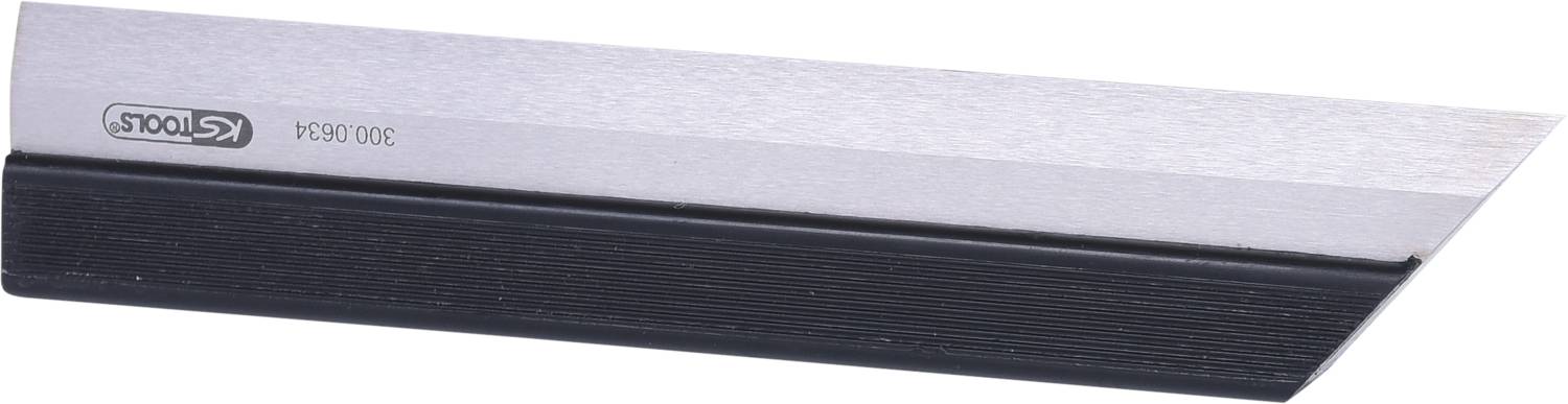 Schräge Klinge eines Werkzeugs mit schwarzem Griff; geeignet für präzise Schneidarbeiten.