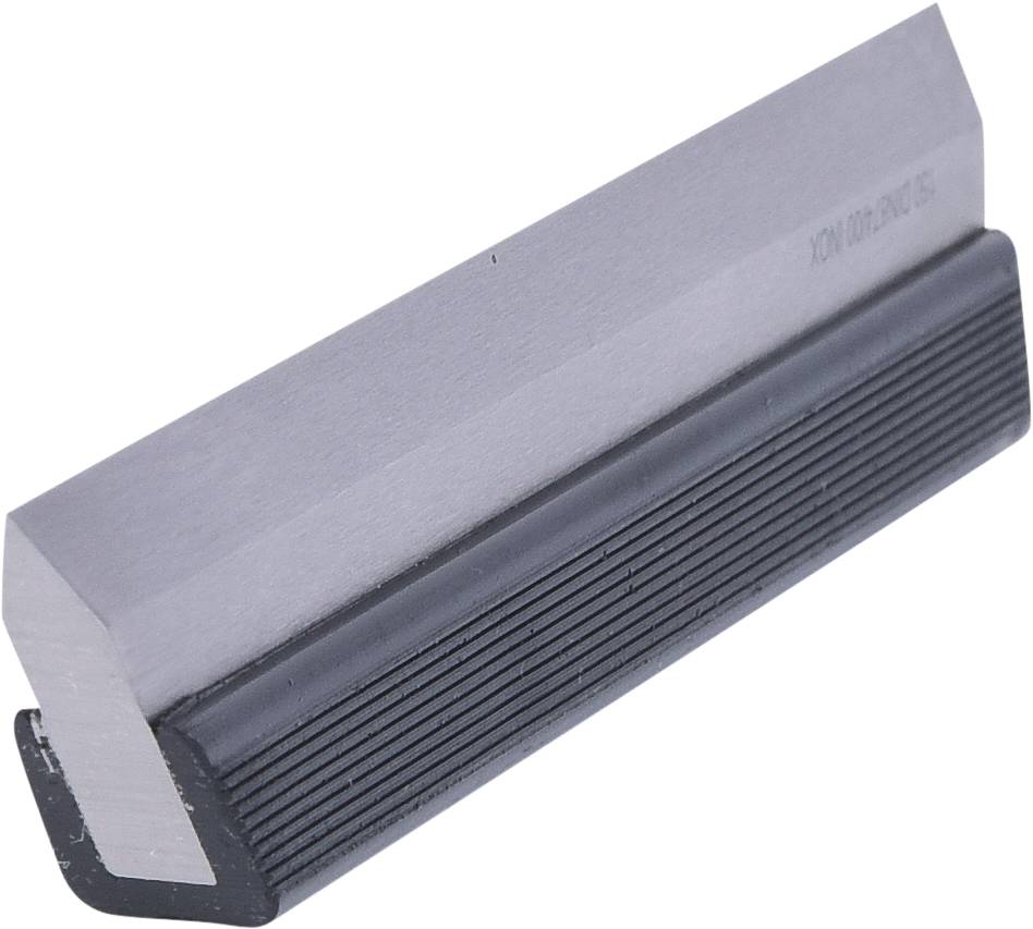 Ein Metallwerkzeug mit scharfer Kante und geriffeltem Griff, vermutlich ein Klingenhalter oder Abstreifer.