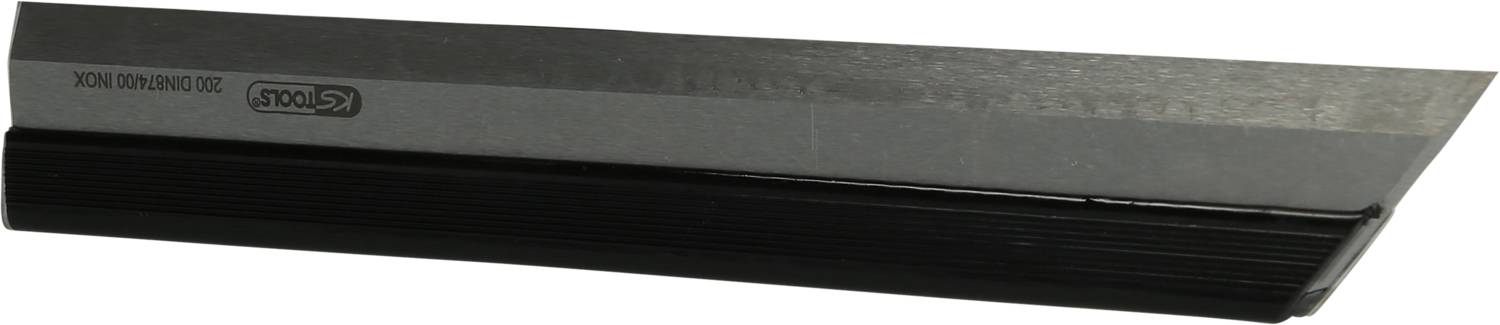 Ein Winkelmesser mit schwarzem Griff und Metallklinge, leicht schräg zur Kamera geneigt.