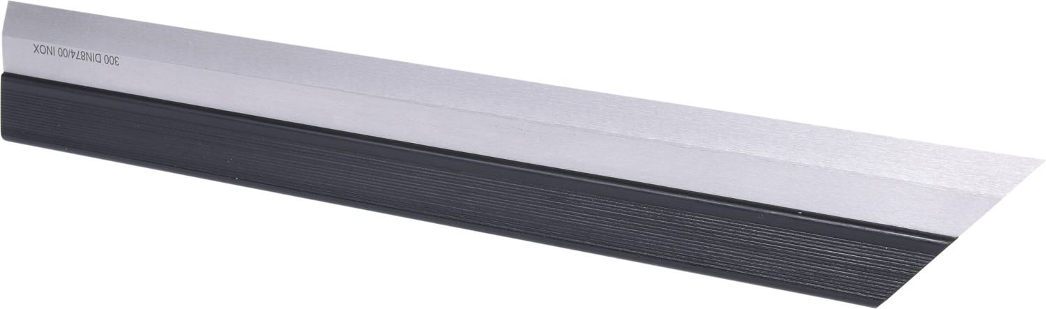 Ein langer, schräger Metallwinkel, der als Kantenführung oder Abziehlatte verwendet werden kann, liegt auf weißem Hintergrund.