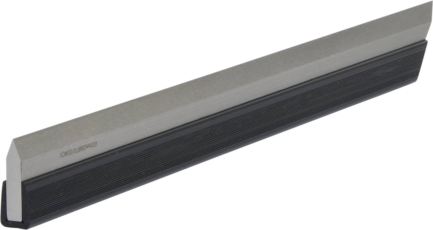 Ein schwarzer Brieföffner mit silberner Kante, auf einer weißen Fläche liegend.