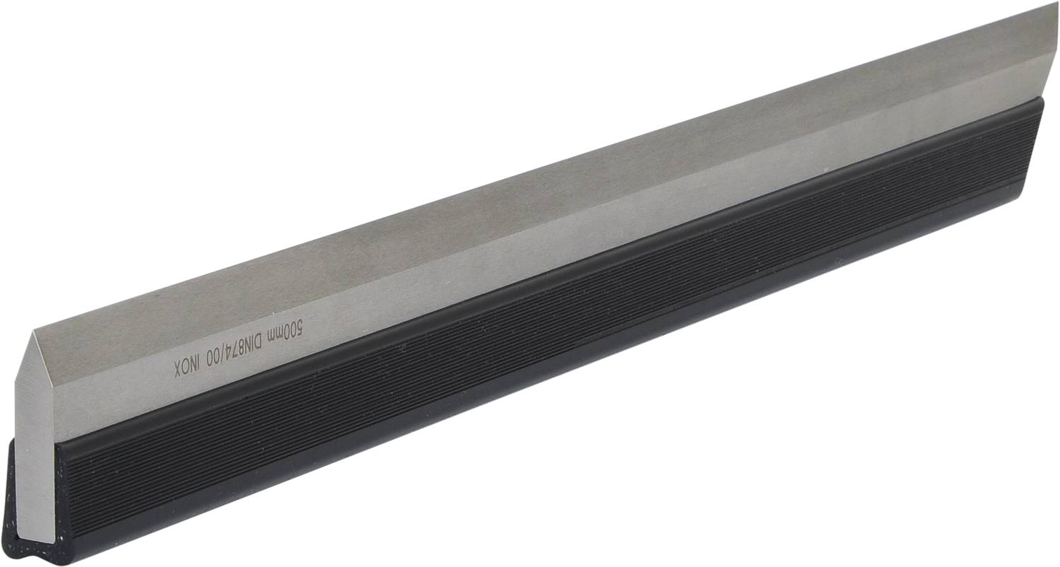 Ein metallischer Schneidwinkel mit einer scharfen Kante, verwendet zum präzisen Schneiden oder Ritzen von Materialien.