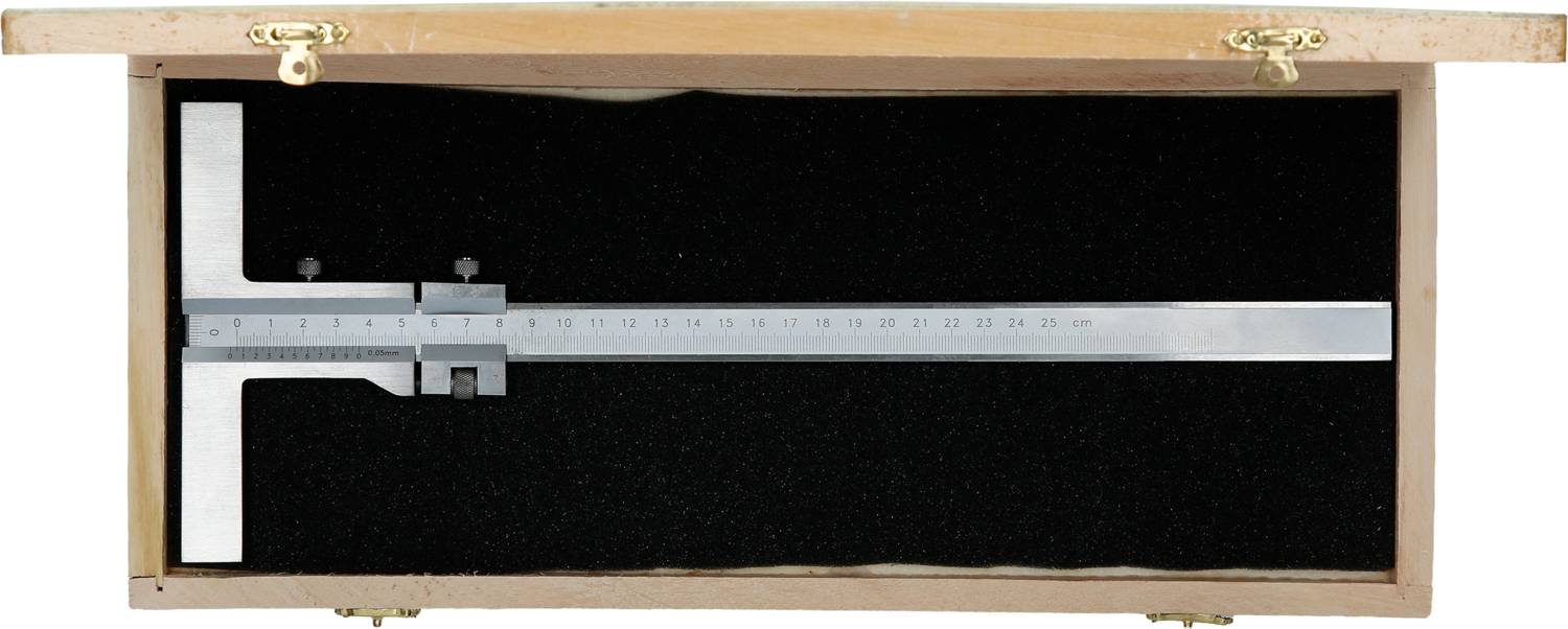Ein silberner Messschieber in einer geöffneten Holzkiste mit schwarzem Innenfutter, bereit zur präzisen Messung.