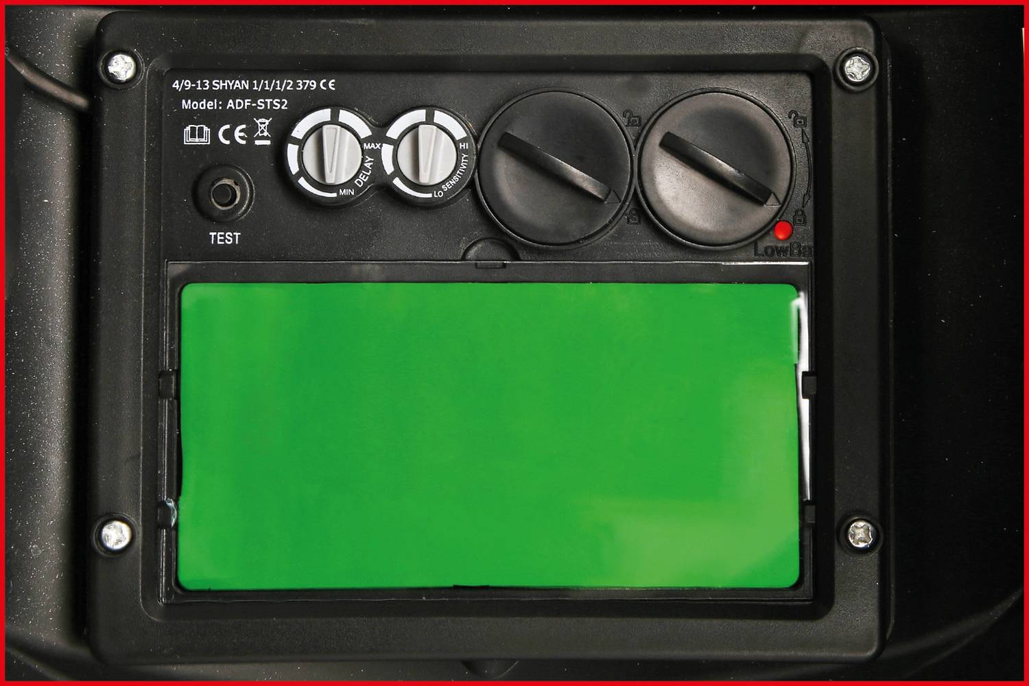 Ein elektronisches Bedienfeld mit drei Drehknöpfen zur Einstellung, einer grünen Anzeige und einem Testknopf. Modellnummer oben erkennbar.