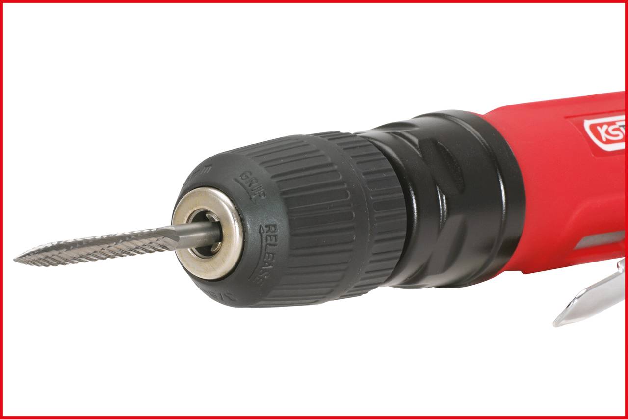 Roter elektrischer Bohrer mit schwarzem Griff und Bohreraufsatz, von der Seite fotografiert, auf weißem Hintergrund.