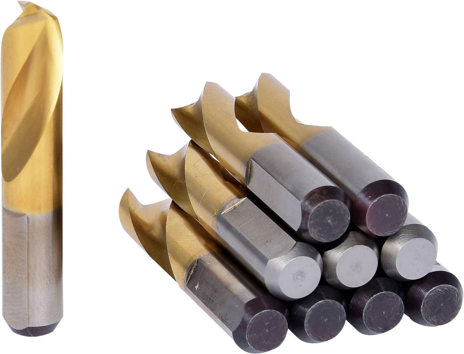 Einzelner Bohrer und ein Stapel von Bohrern, alle aus Metall und in Gold und Silberfarben, auf weißem Hintergrund.