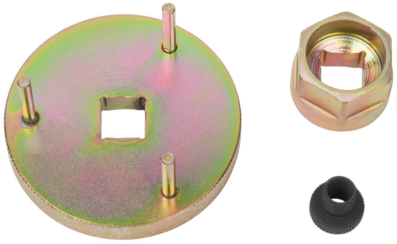 Drei metallische Werkzeuge auf weißem Hintergrund: Ein runder Adapter mit vier Stiften, eine sechskantige Buchse und eine schwarze Gummikappe.