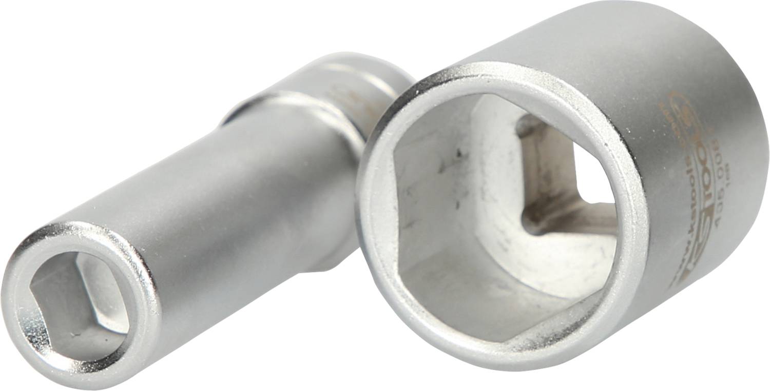 Zwei Stecknüsse aus Metall, eine stehend und die andere liegend, vor weißem Hintergrund. Geeignet für Schraubenschlüssel.