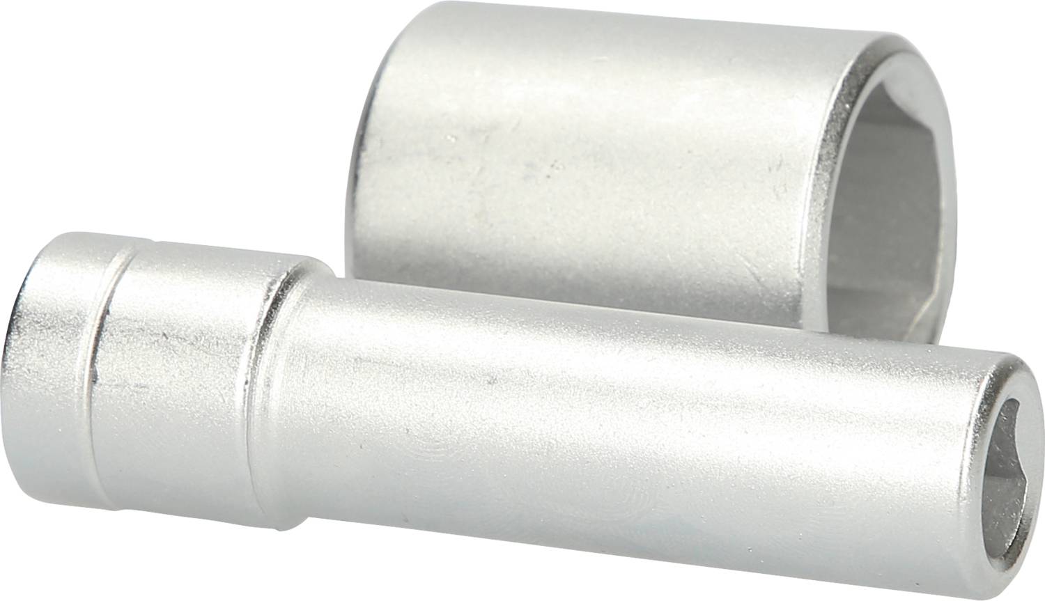 Zwei metallische, zylindrische Werkzeuge mit unterschiedlich breiten Enden, liegen nebeneinander auf einer weißen Oberfläche.