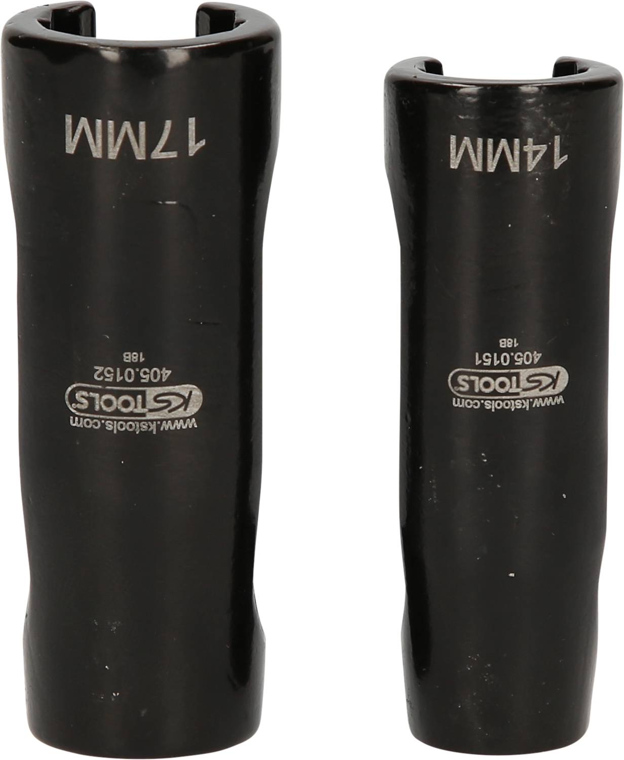 Zwei schwarze Stecknüsse, eine mit '14MM' und die andere mit '17MM' beschriftet, stehen nebeneinander.