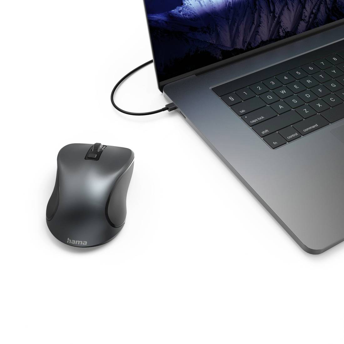Laptop mit dunklem Gehäuse auf einem Tisch; daneben eine kabellose Computermaus. Der Bildschirm zeigt eine Berglandschaft.