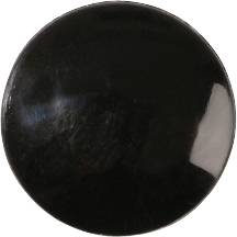 Ein runder, glänzender schwarzer Stein, möglicherweise ein Onyx, auf hellem Hintergrund.