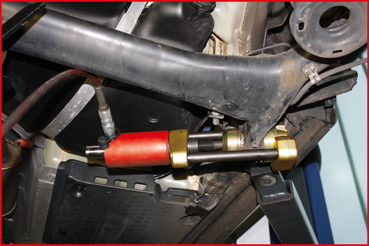 Mechanischer Teil einer Fahrzeugaufhängung mit hydraulischem Dämpfer, verbunden mit einem Arm, der das Fahrzeugchassis stützt.