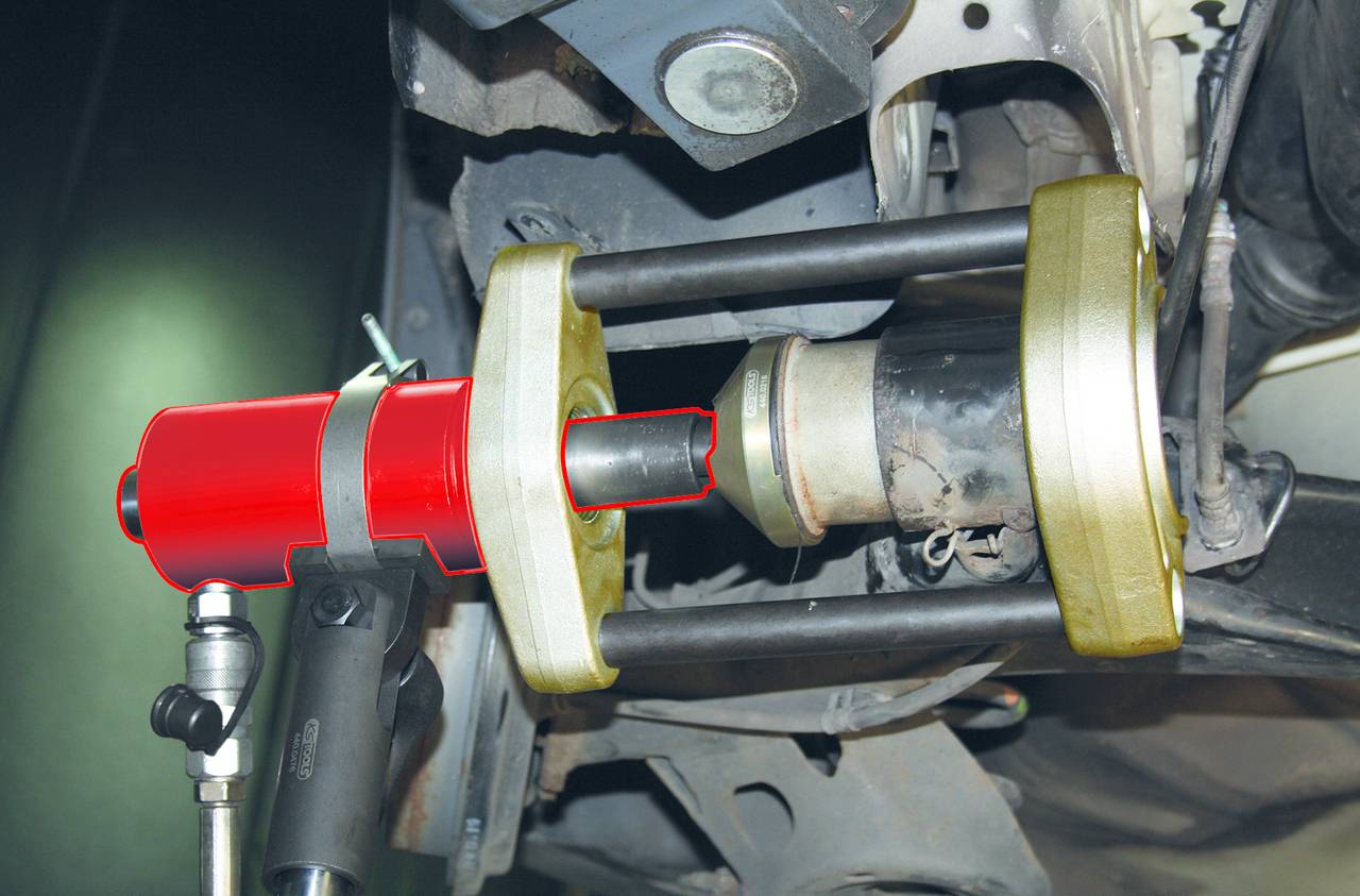 Ein Werkzeug wird verwendet, um ein Autoteil zu entfernen. Es ist in einem mechanischen Arbeitsbereich positioniert und wird durch eine Vorrichtung gehalten.