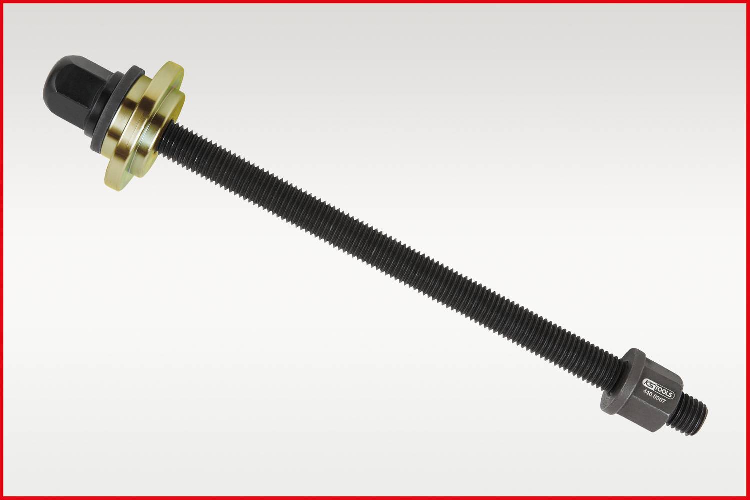 Lange schwarze Gewindestange mit Metallmuttern an beiden Enden vor weißem Hintergrund.