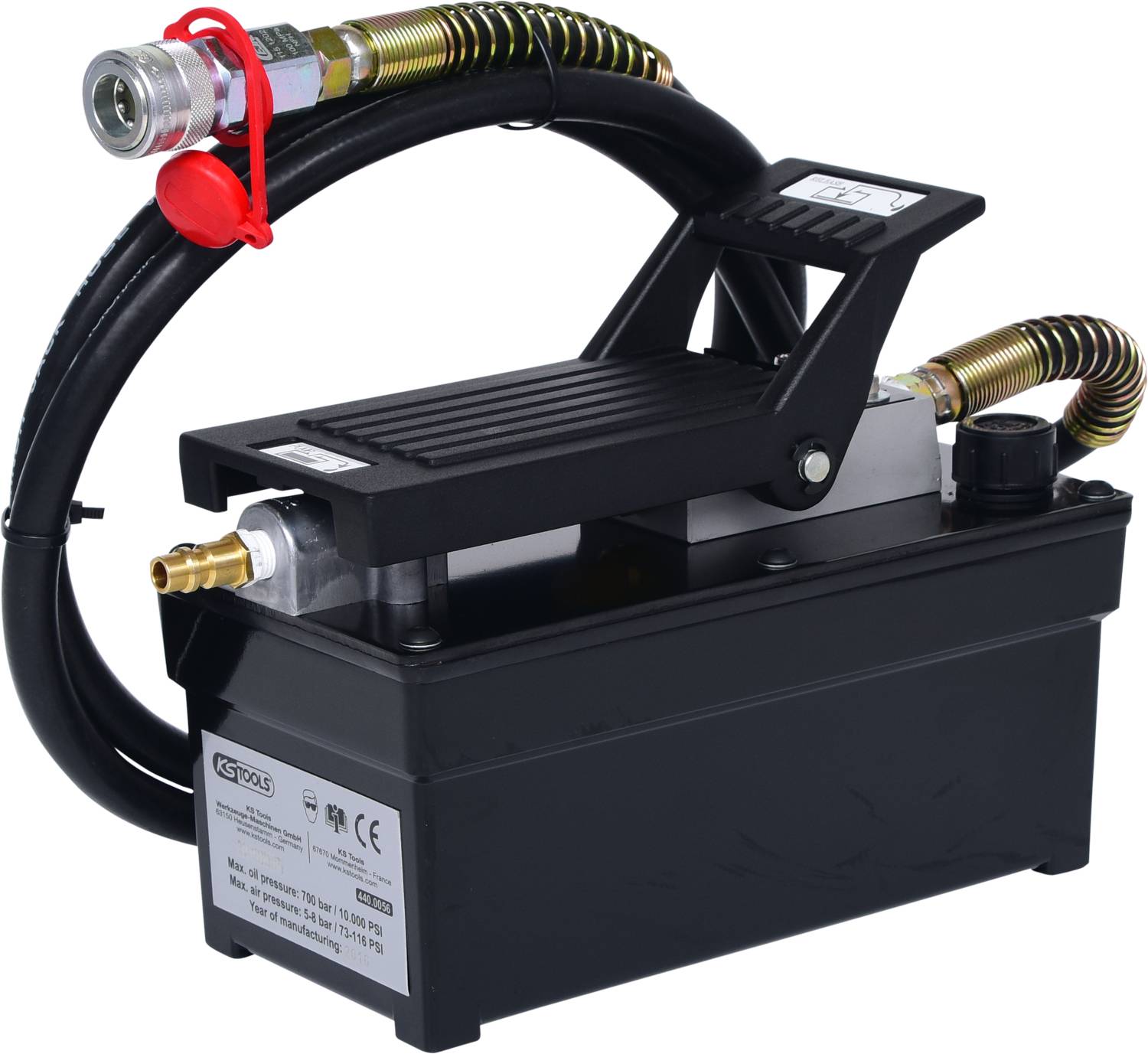 Hydraulische Fußpumpe mit schwarzem Gehäuse, einem Pedal aus Metall und mehreren Schlauchanschlüssen.