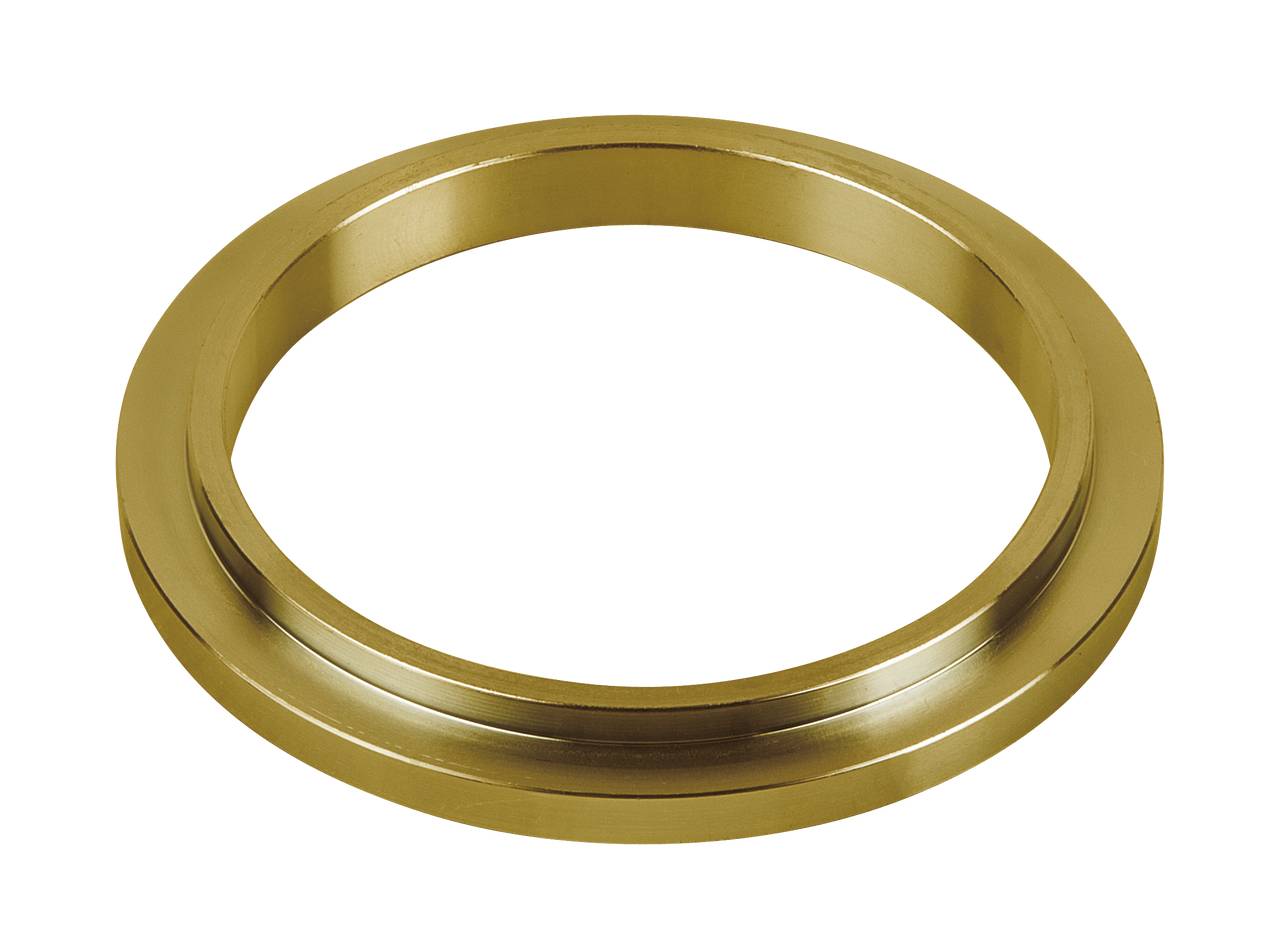 Ein goldfarbener, flacher Metallring vor weißem Hintergrund.