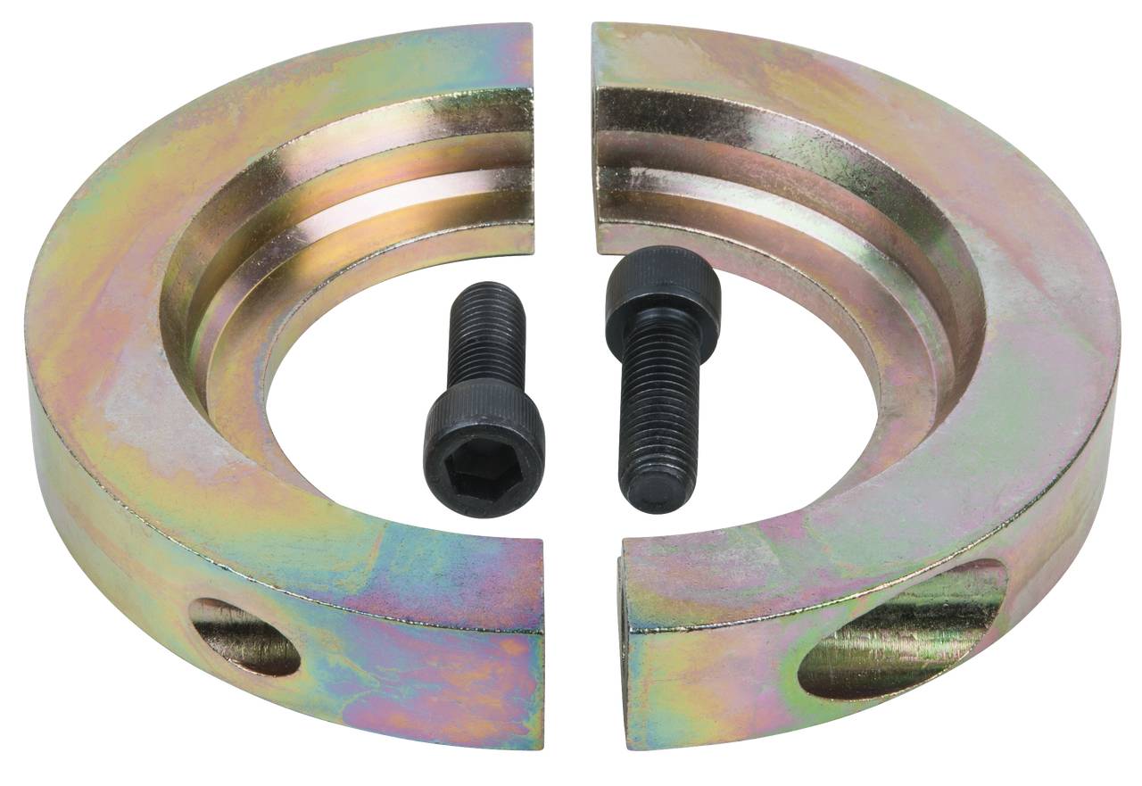 Zwei metallene Sicherungsringe und zwei schwarze Schrauben auf weißem Hintergrund. Die Ringe sind halbrund und haben Bohrlöcher.